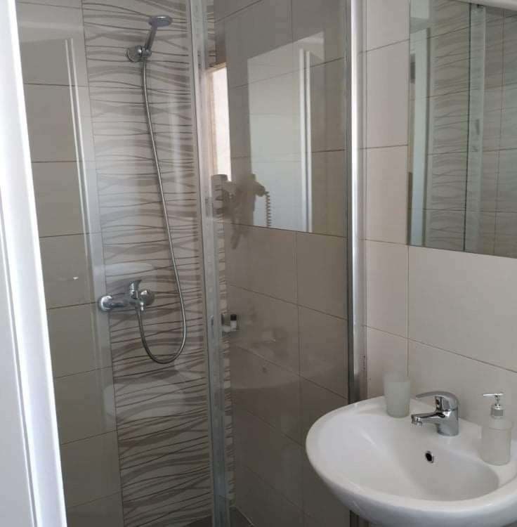 Apartments Mostrovi โอครีด ห้อง รูปภาพ
